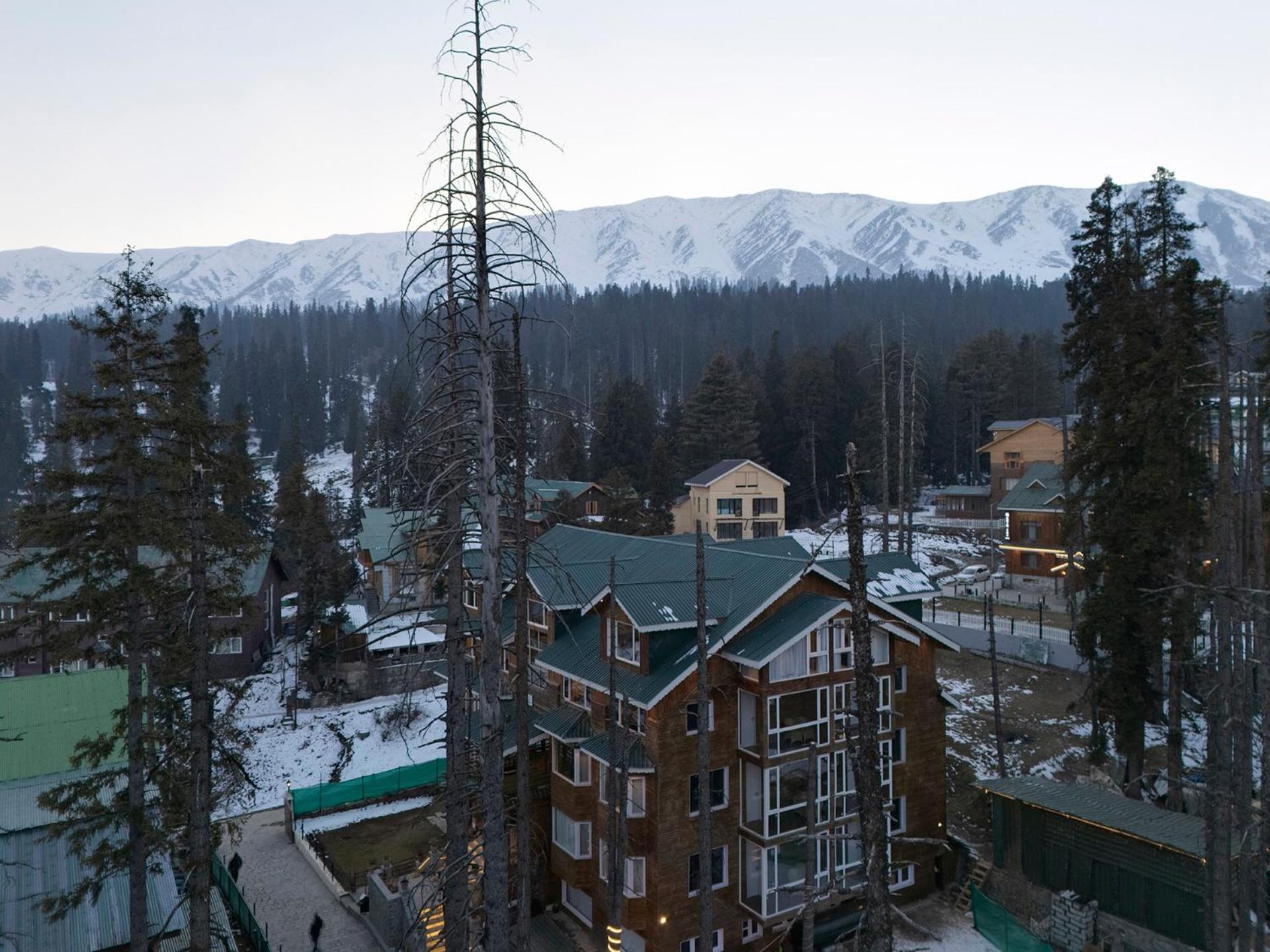 Hotel Pine Spring Гулмарг Екстериор снимка