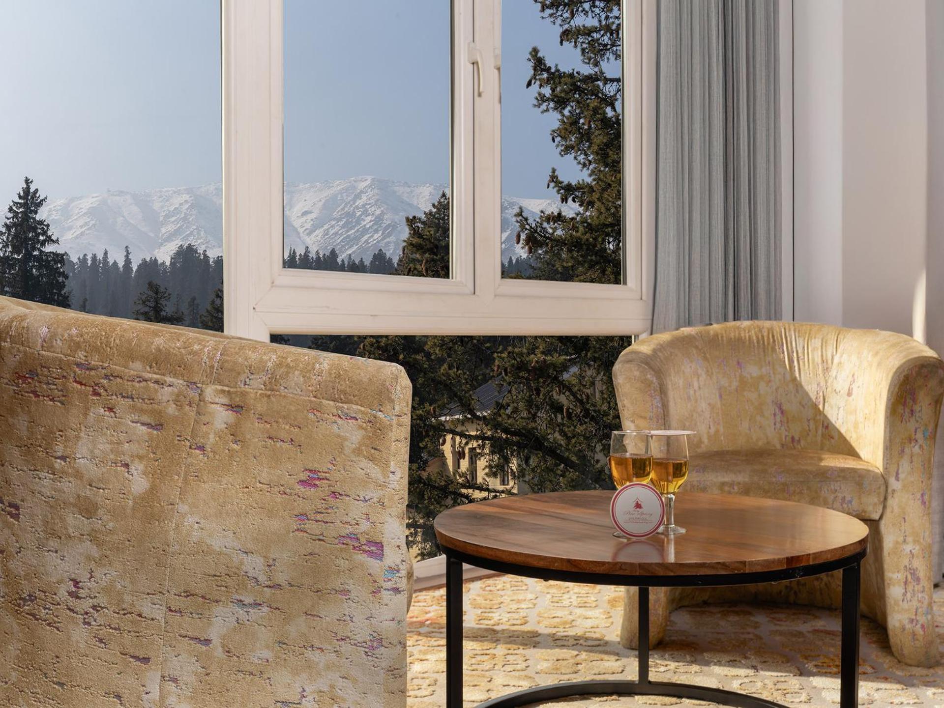 Hotel Pine Spring Гулмарг Екстериор снимка