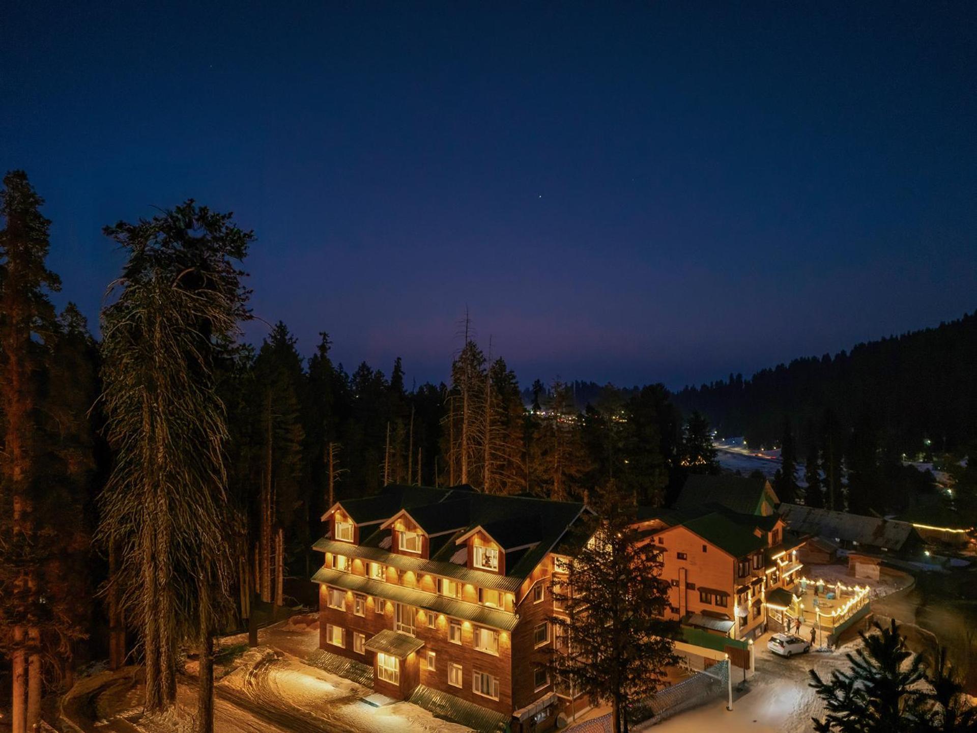 Hotel Pine Spring Гулмарг Екстериор снимка