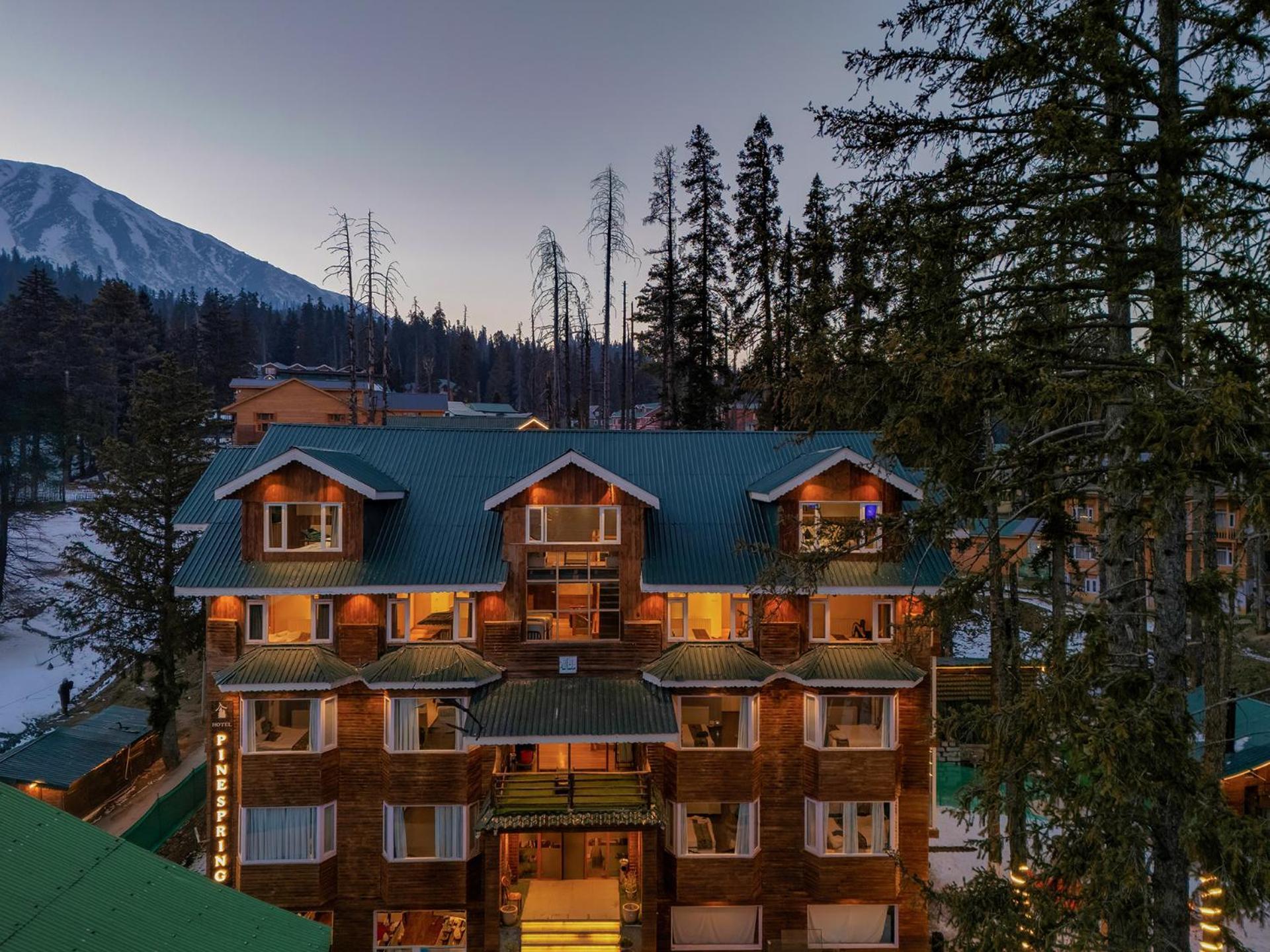 Hotel Pine Spring Гулмарг Екстериор снимка
