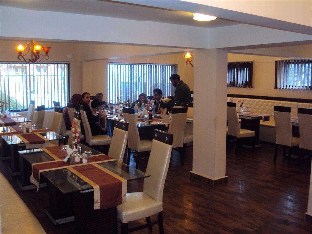 Hotel Pine Spring Гулмарг Екстериор снимка