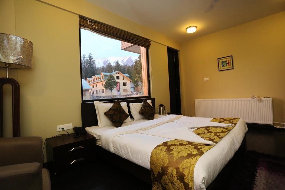 Hotel Pine Spring Гулмарг Екстериор снимка