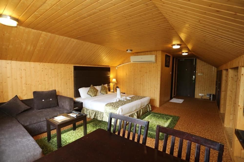 Hotel Pine Spring Гулмарг Екстериор снимка