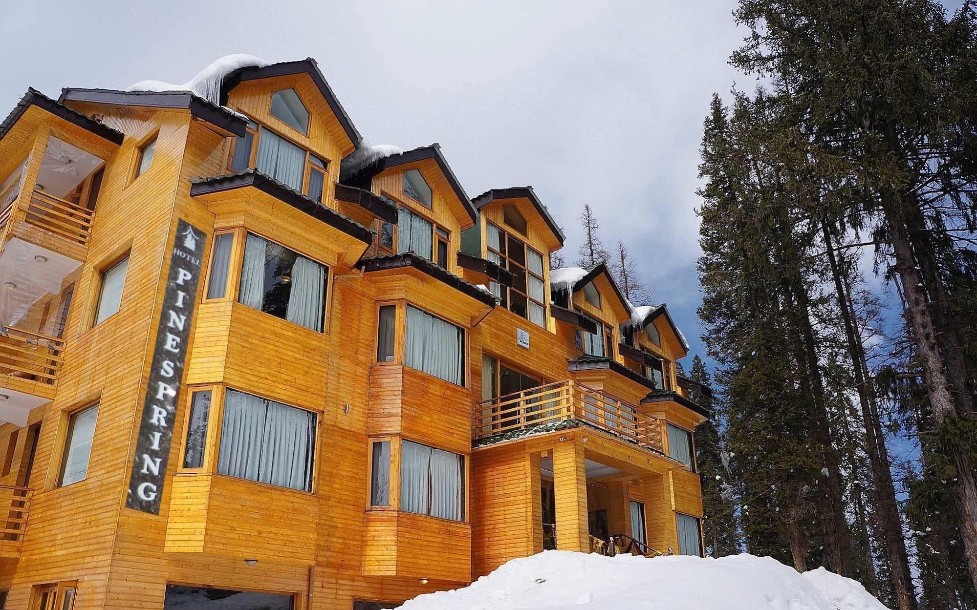Hotel Pine Spring Гулмарг Екстериор снимка